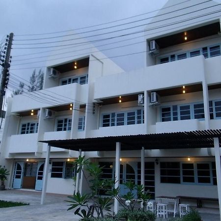 Albatross Guesthouse @ Thungwualaen Beach Pathiu Exteriör bild
