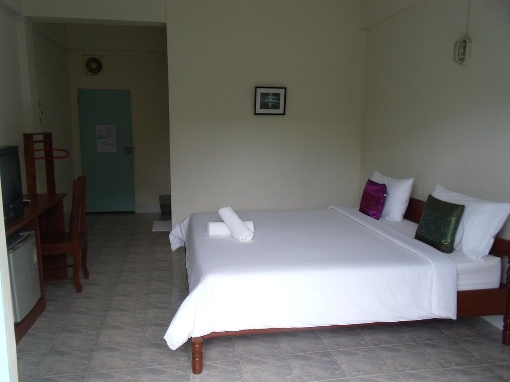 Albatross Guesthouse @ Thungwualaen Beach Pathiu Exteriör bild