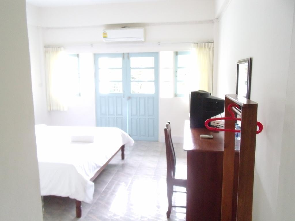 Albatross Guesthouse @ Thungwualaen Beach Pathiu Exteriör bild
