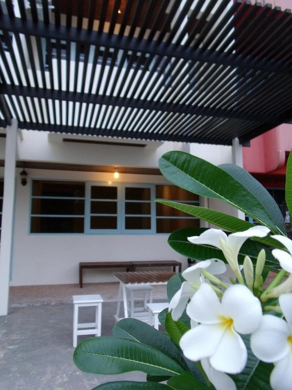 Albatross Guesthouse @ Thungwualaen Beach Pathiu Exteriör bild