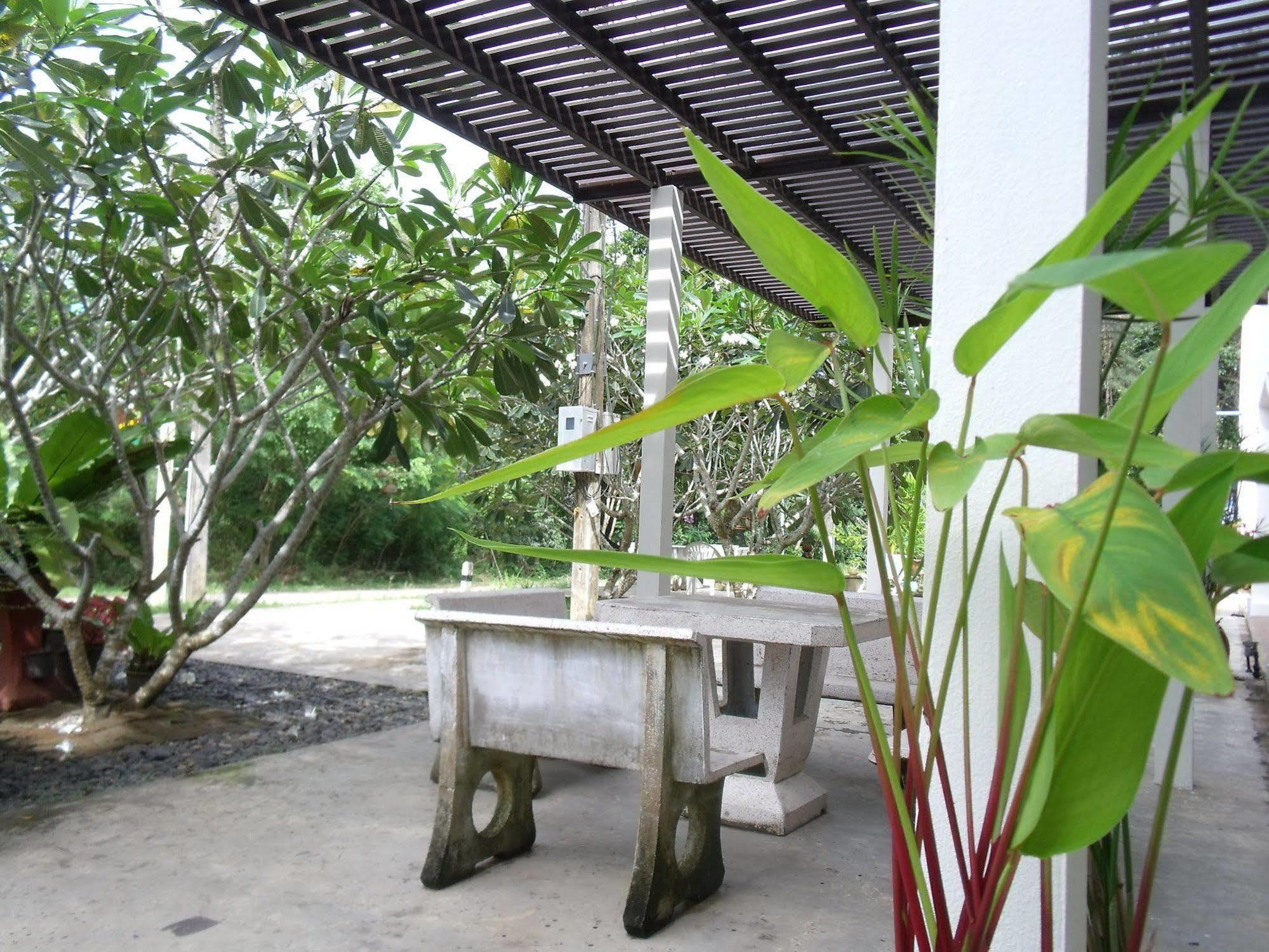 Albatross Guesthouse @ Thungwualaen Beach Pathiu Exteriör bild